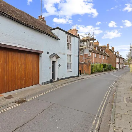 City Centre Apartment With Cathedral Views And Free Parking Chichester Exterior photo