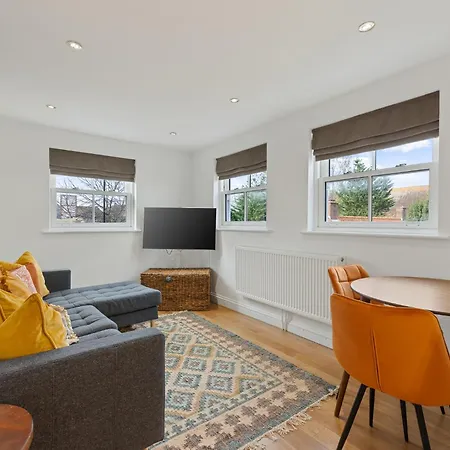 City Centre Apartment With Cathedral Views And Free Parking Chichester Exterior photo