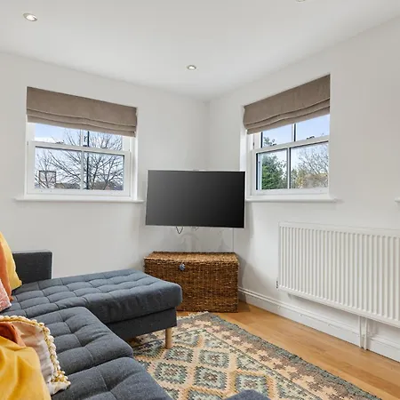 City Centre Apartment With Cathedral Views And Free Parking Chichester Exterior photo
