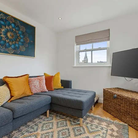 City Centre Apartment With Cathedral Views And Free Parking Chichester Exterior photo