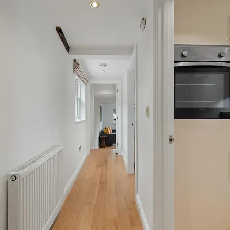 City Centre Apartment With Cathedral Views And Free Parking Chichester Exterior photo