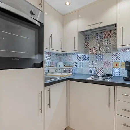 City Centre Apartment With Cathedral Views And Free Parking Chichester Exterior photo